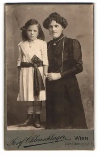 Fotografie Josef Ohlenschlager, Wien, Vierthaler Gasse 5, Mutter und Tochter im Atelier