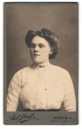 Fotografie Anton Streit, Wien, Steinackergasse 20, Porträt einer Frau in Spitzenbluse