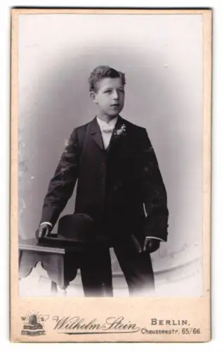 Fotografie Wilhelm Stein, Berlin, Chausseestr. 65/66, Junge im Anzug mit Hut