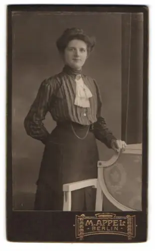 Fotografie M. Appel, Berlin, Neue Königstr. 1, Frau in gestreifter Bluse