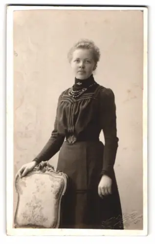 Fotografie Karl Anderson, Christiania, Hegdehaugsveien 32, Porträt einer Dame mit elegantem Kleid