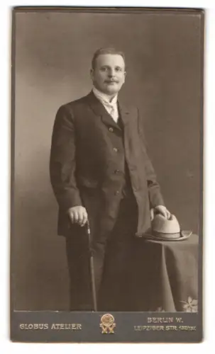 Fotografie Globus Atelier, Berlin, Leipziger Str. 132, Porträt eines Mannes mit Hut