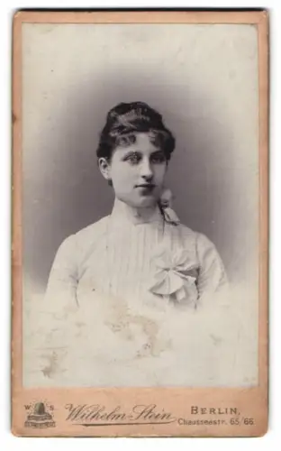 Fotografie Wilhelm Stein, Berlin, Chausseestr. 65/66, Porträt einer jungen Frau