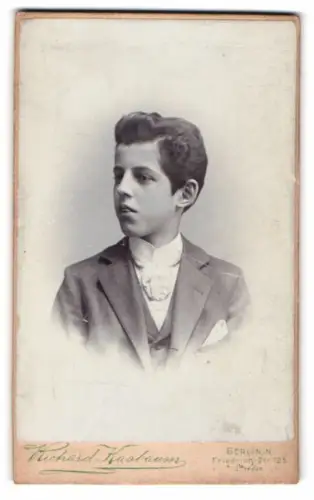 Fotografie Richard Kasbaum, Berlin, Friedrich Str. 125, Porträt eines jungen Mannes