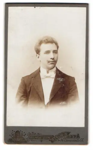 Fotografie Wilhelm Stein, Berlin, Chausseestrasse 66, Porträt eines eleganten Mannes