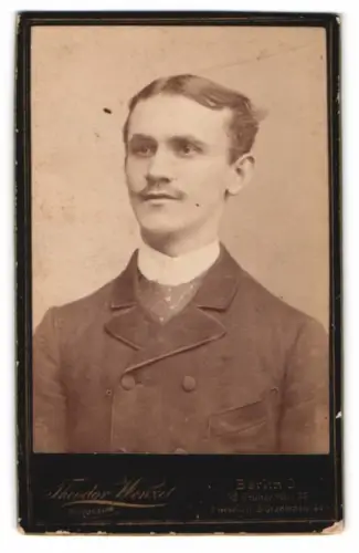 Fotografie Theodor Wenzel, Berlin, Grüner Weg 32, Porträt eines jungen Mannes