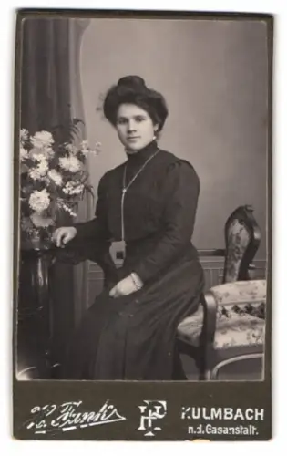 Fotografie H. Funk, Kulmbach, Dame im eleganten Kleid
