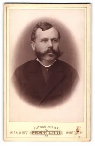Fotografie J. K. Schmidt, Wien, Wintergasse 17, Porträt eines Herren mit markantem Schnurrbart
