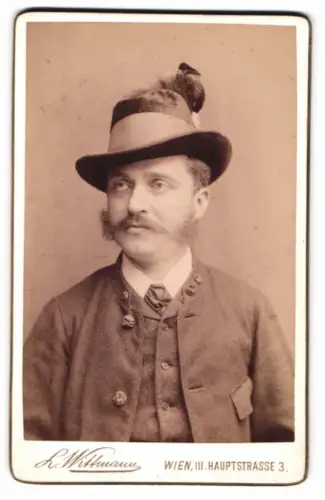 Fotografie L. Wittmann, Wien, Hauptstrasse 3, Portrait eines Mannes mit Hut