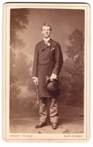 Fotografie Ernst Pflanz, Marienbad, Waldquell Allee, Eleganter Herr mit Hut