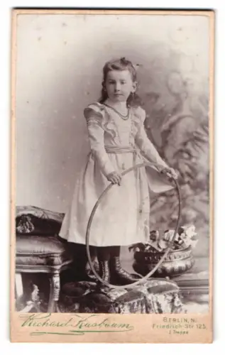 Fotografie Richard Kasbaum, Berlin, Friedrich-Str. 125, Mädchen mit Reifen