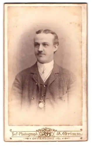 Fotografie Julius Grimm, Offenburg i. B., Eleganter Herr im Anzug