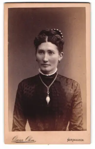 Fotografie Oscar Ohm, Nordhausen, Markt 27, Porträt einer Frau mit Kette