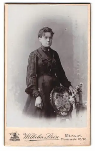 Fotografie Wilhelm Stein, Berlin, Chausseestr. 65/66, Dame mit Blumen in der Hand