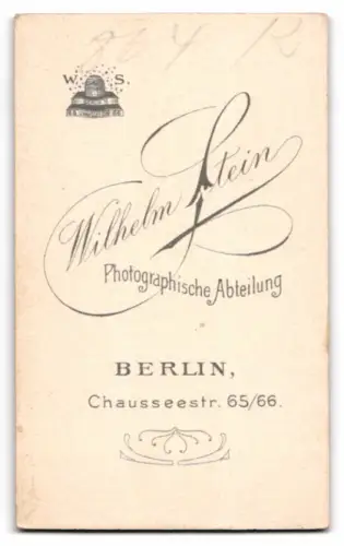 Fotografie Wilhelm Stein, Berlin, Chausseestr. 65/66, Dame mit Blumen in der Hand