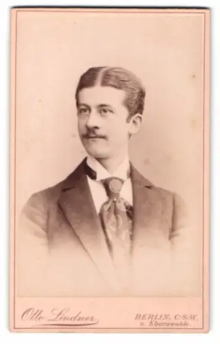 Fotografie Otto Lindner, Berlin, König Strasse 30, Porträt eines jungen Herrn