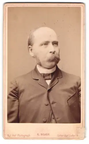 Fotografie H. Noack, Berlin, Unter den Linden 45, Porträt eines ernsten Herrn