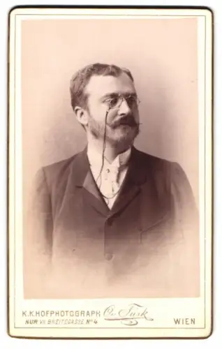 Fotografie Otmar von Türk, Wien, Breitegasse 4, Herr mit Brille im Anzug