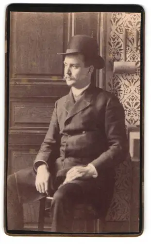 Fotografie unbekannter Fotograf und Ort, Eleganter Herr mit Hut