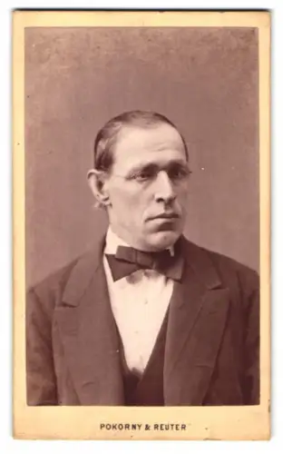 Fotografie Pokorny & Reuter, Wien, Kohlmarkt, Porträt eines Mannes mit Brille