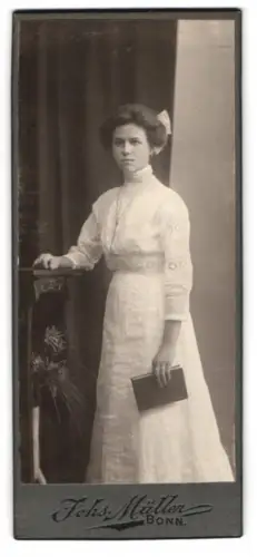 Fotografie Johs. Müller, Bonn, Porträt einer Dame mit Buch