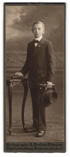 Fotografie J. Fuchs & Co., Charlottenburg, Wilmersdorferstr. 57, Porträt eines Jugendlichen mit Hut