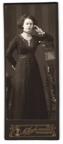 Fotografie M. Hirsch, Spandau, Breitestr. 26, Frau in elegantem Kleid