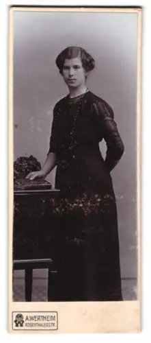 Fotografie A. Wertheim, Berlin, Rosenthalerstr., Elegante Dame im Studio