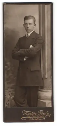 Fotografie Martin Balg, Berlin, Königstrasse 33, Eleganter junger Mann im Anzug