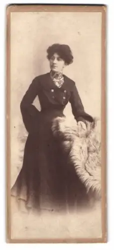Fotografie unbekannter Fotograf und Ort, Elegante Dame mit Pelz