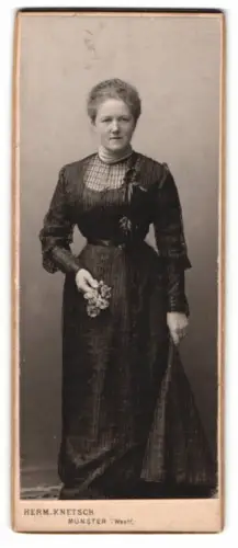 Fotografie Herm. Knetsch, Münster i. Westf., Gegenüber dem Bahnhof, Frau mit Blumenstrauss