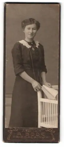 Fotografie A. Bode, Friesack /Mark, Junge Frau im dunklen Kleid