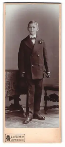 Fotografie A. Wertheim, Berlin, Oranienstr., Junge mit Blumenanstecker