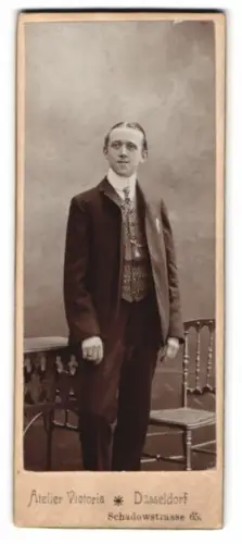 Fotografie Atelier Victoria, Düsseldorf, Schadowstrasse 65, Eleganter junger Mann im Anzug