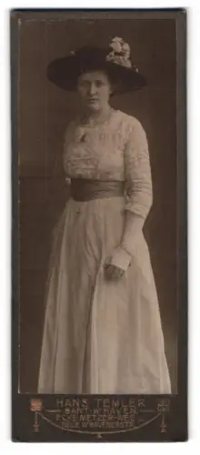 Fotografie Hans Temler, Bant /Wilhelmshaven, Metzer Weg, Frau in elegantem Kleid
