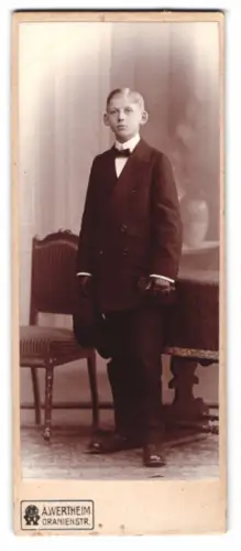 Fotografie A. Wertheim, Berlin, Oranienstr., Junge in feierlicher Kleidung
