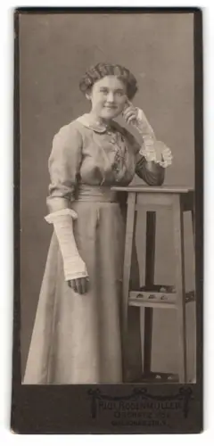 Fotografie Rich. Rosenmüller, Oschatz i. S., Dresdner Strasse 7, Frau im eleganten Kleid mit Pose am Tisch