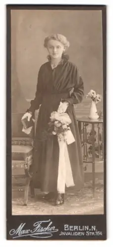 Fotografie Max Fischer, Berlin, Invalidenstr. 164, Porträt einer Dame mit Blumenstrauss