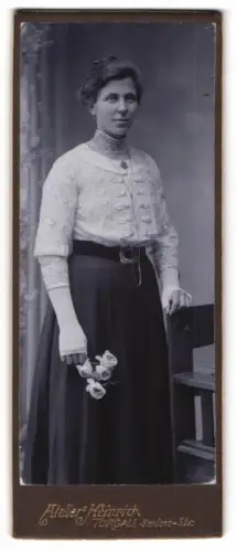Fotografie Franz Heinrich, Torgau, Schlossstrasse 13, Frau mit Blumenstrauss
