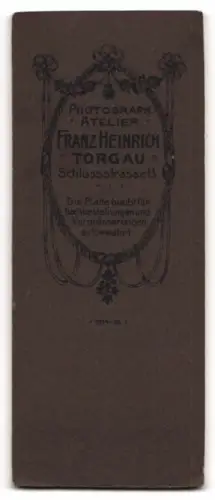 Fotografie Franz Heinrich, Torgau, Schlossstrasse 13, Frau mit Blumenstrauss