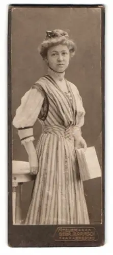 Fotografie Gebr. Barasch, Breslau, Elegante Dame in gestreiftem Kleid