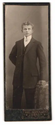 Fotografie Phil. Hoffmann, Jessen /Halle, Eleganter junger Mann im Anzug