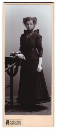 Fotografie A. Wertheim, Berlin, Rosenthalerstr., Porträt eines Mädchens mit Blumengesteck