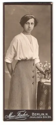 Fotografie Max Fischer, Berlin, Invalidenstrasse 164, Elegante Dame mit Blumenarrangement
