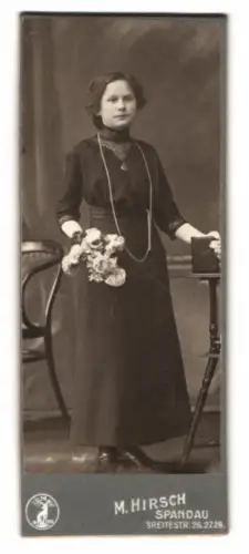 Fotografie M. Hirsch, Spandau, Breitestr. 26, Elegante Dame mit Blumenstrauss