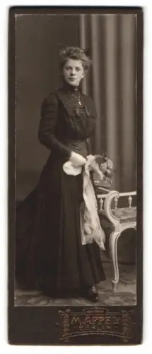 Fotografie M. Appel, Berlin, Neue Königstr. 1, Dame in elegantem Kleid mit Blumenstrauss