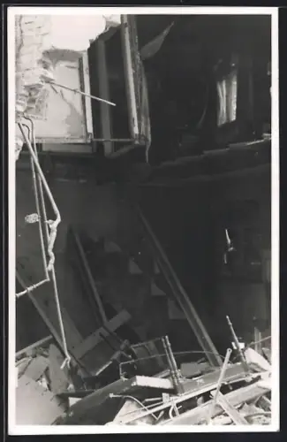 Foto-AK Karlsruhe, Haus Maxaustrasse 26 / Ludwig-Marum-Strasse nach Bombenangriff am 2.9.42