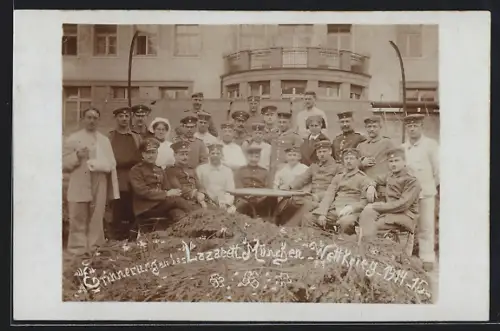 Foto-AK München, Verwundete und Schwestern im Lazarett, Gruppenfoto