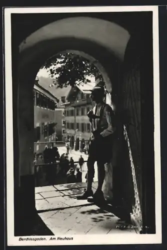 AK Berchtesgaden, Durchgang zum Gasthof Neuhaus, Blick auf dem Marktplatz, Mann in Tracht