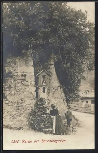 AK Berchtesgaden, Partie am Ortsrand, Bildstock an einer Mauer